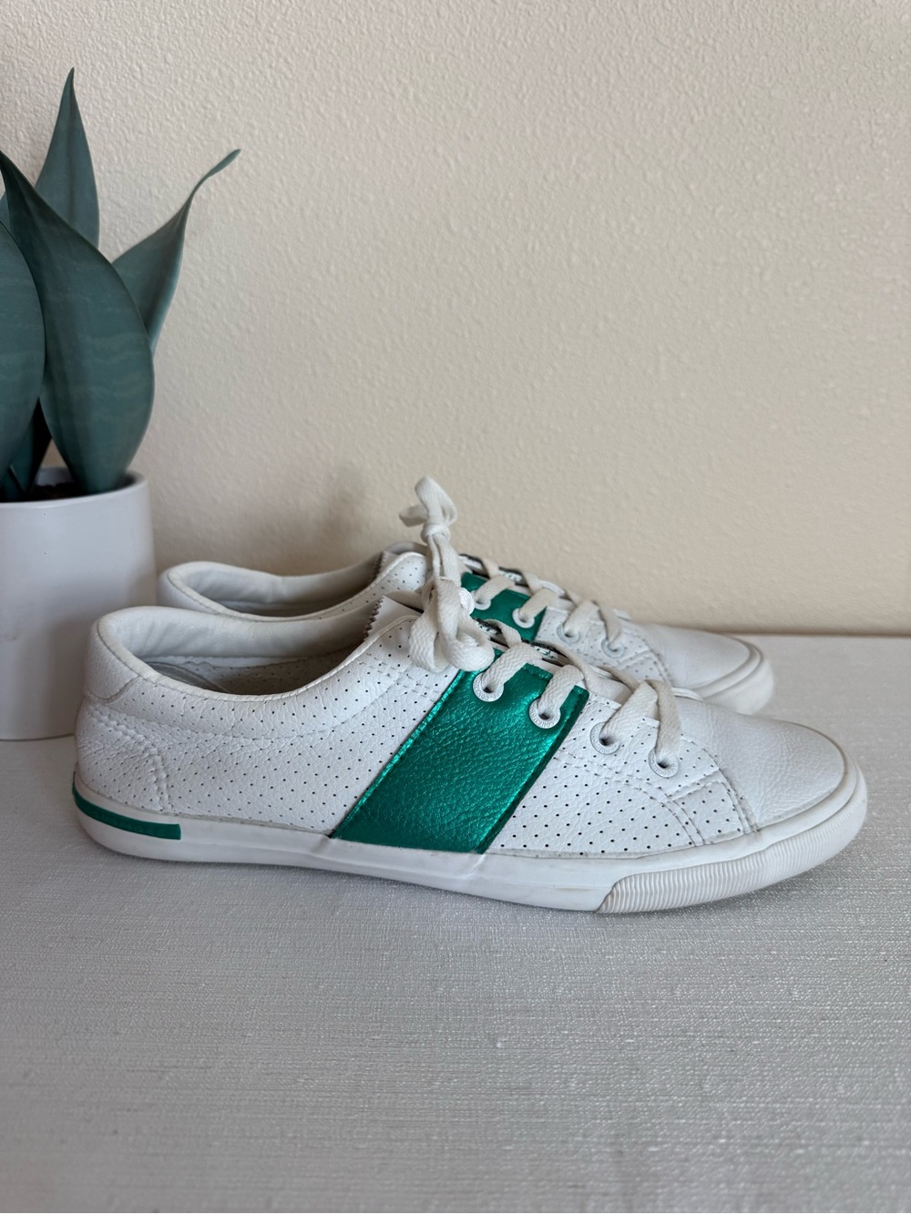 Conamore White/ Green Panel Faux Leather Casual Sneakers